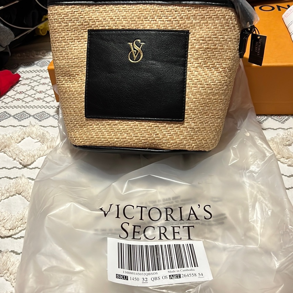 The Victoria Cinch-Top Crossbody